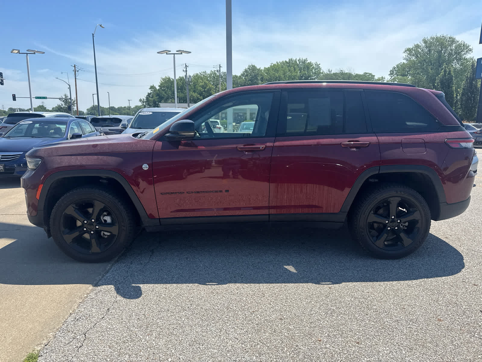 Used 2023 Jeep Grand Cherokee Limited w/ Black Appearance Package AWD/4WD image 2
