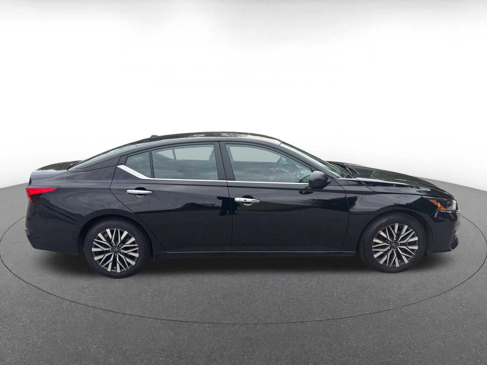 Used 2025 Nissan Altima 2.5 SV FWD image 9