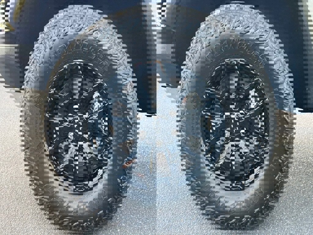 Used 2025 Chevrolet Colorado ZR2 w/ Midnight Edition image 9