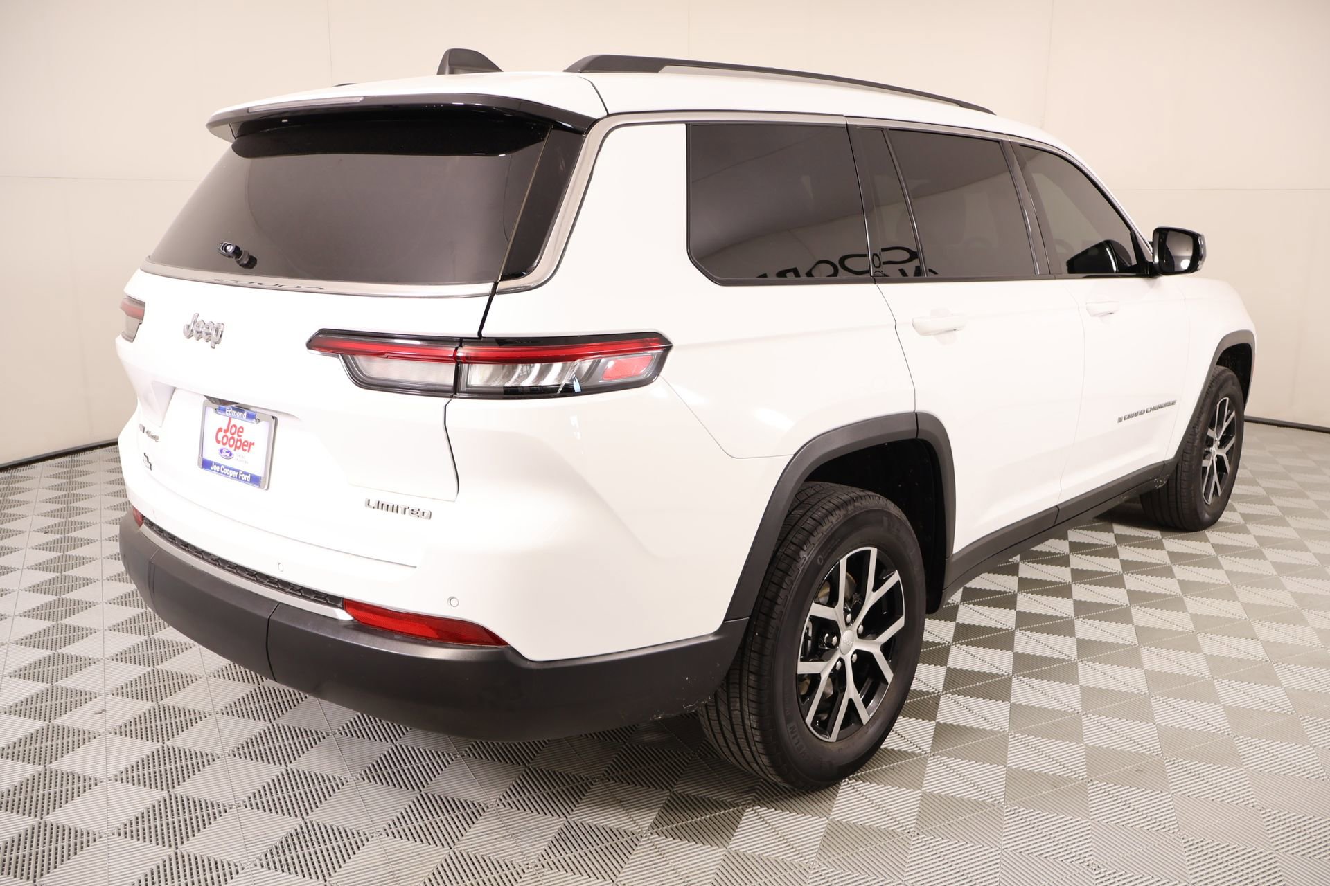 Used 2023 Jeep Grand Cherokee L Limited AWD/4WD image 23