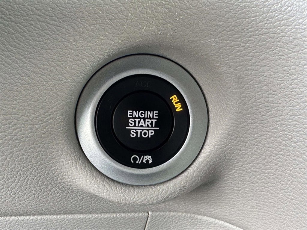Used 2024 Chrysler Pacifica Touring-L image 8
