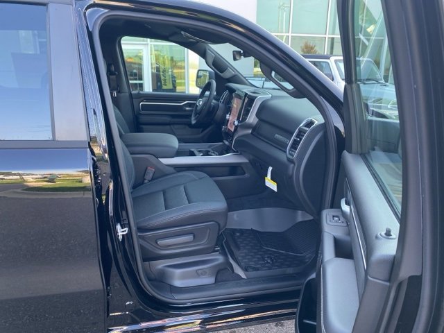 New 2026 RAM 1500 4x4 Crew Cab image 37