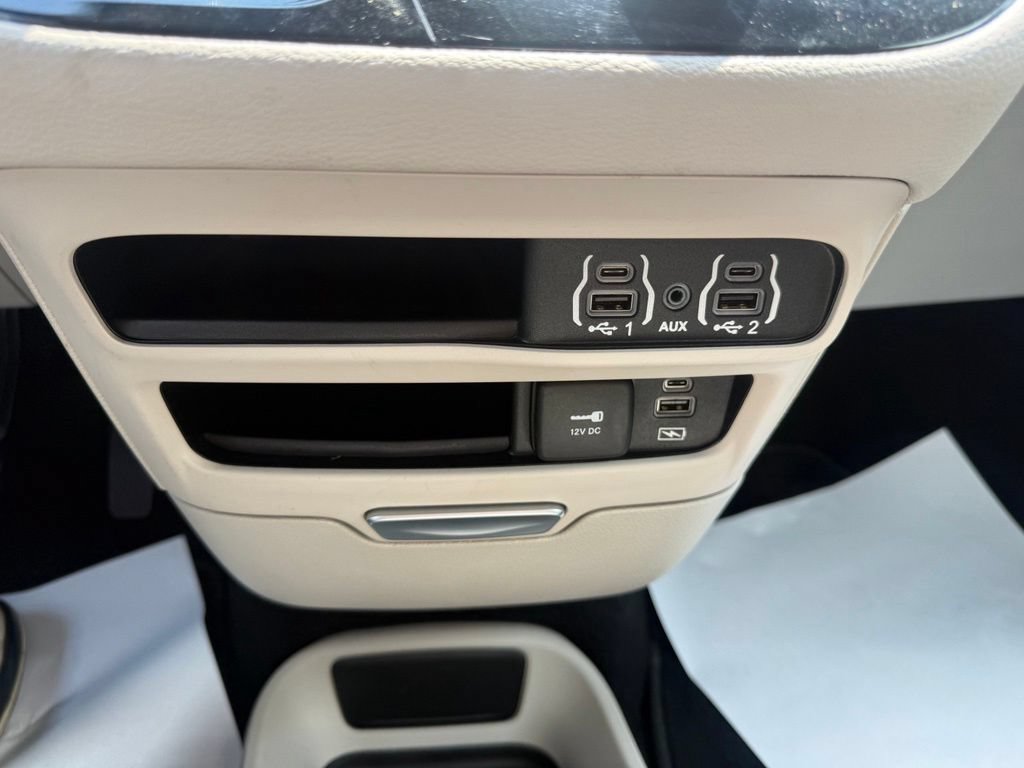 Used 2022 Chrysler Pacifica Touring-L AWD/4WD image 23