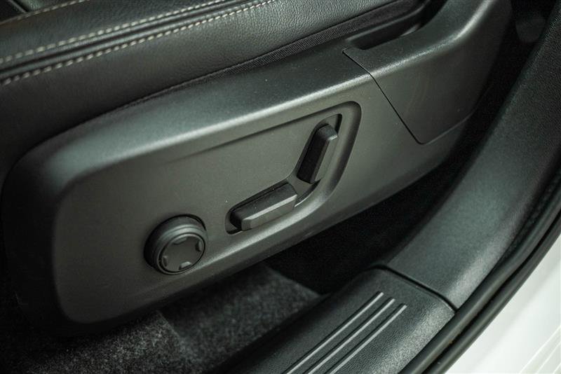 Used 2024 Volvo XC40 B5 Plus image 17