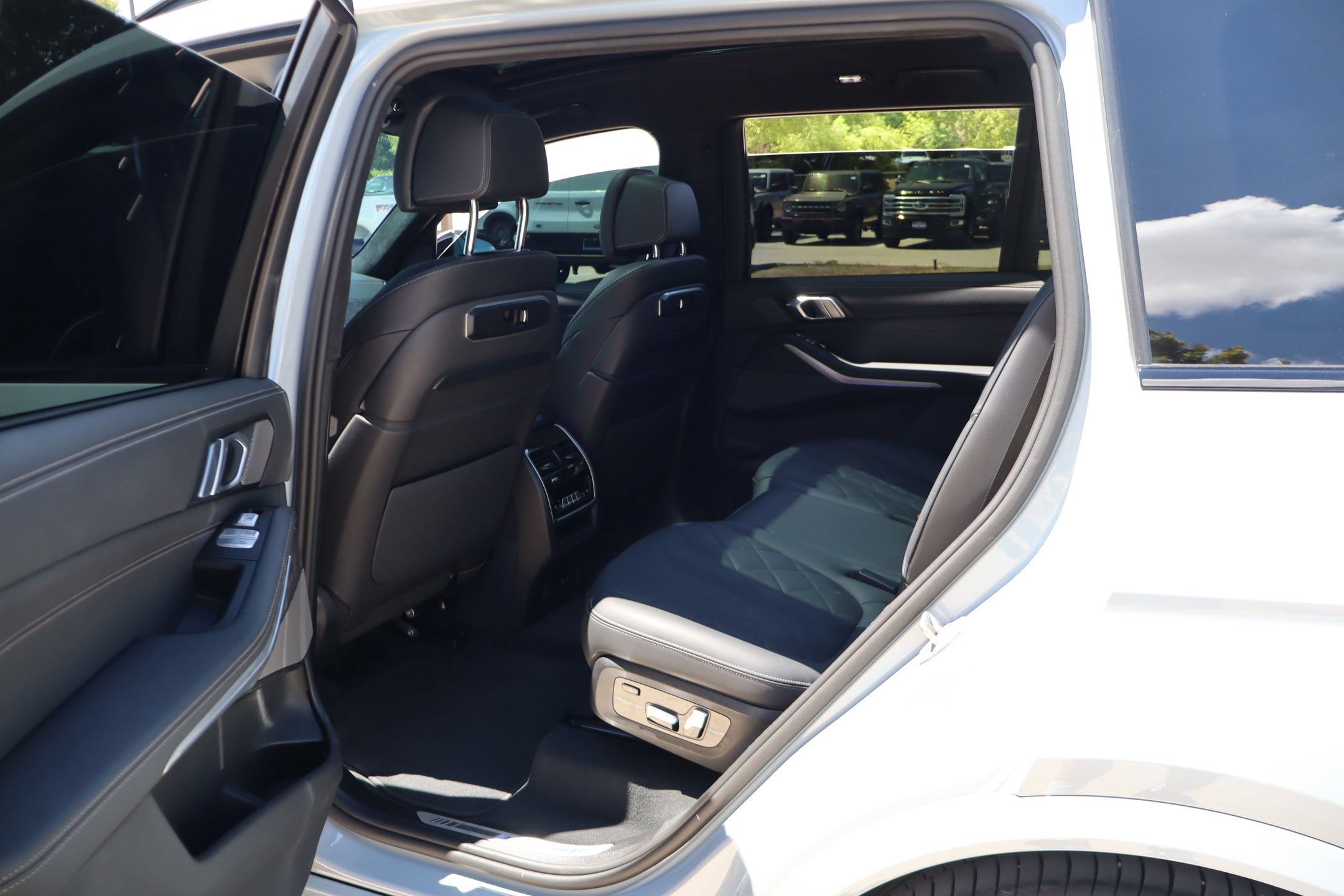 Used 2025 BMW X7 xDrive40i AWD/4WD image 27