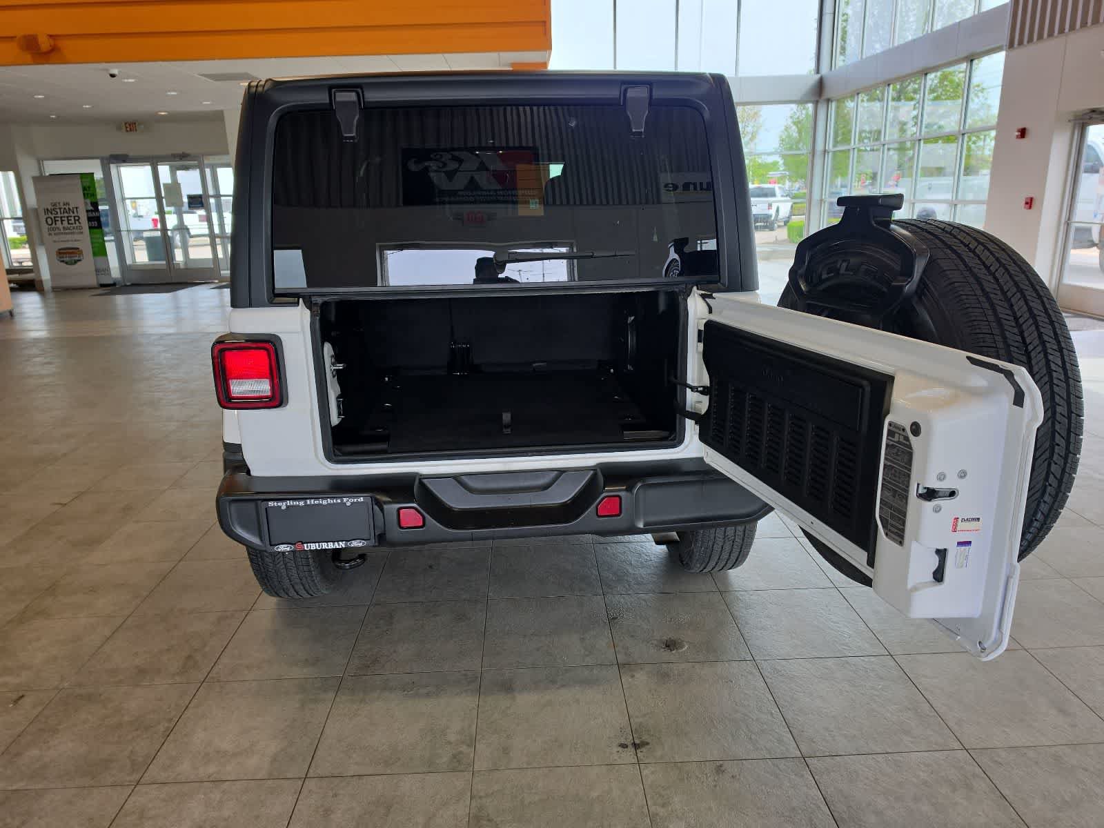 Used 2023 Jeep Wrangler Unlimited Sahara AWD/4WD image 33