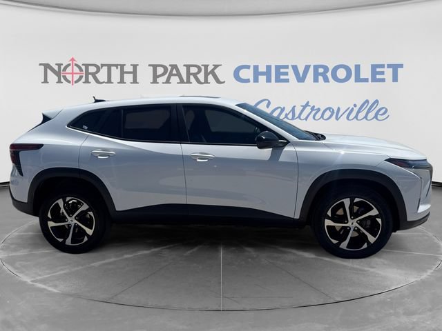 Used 2025 Chevrolet Trax RS w/ Sunroof Package FWD image 2