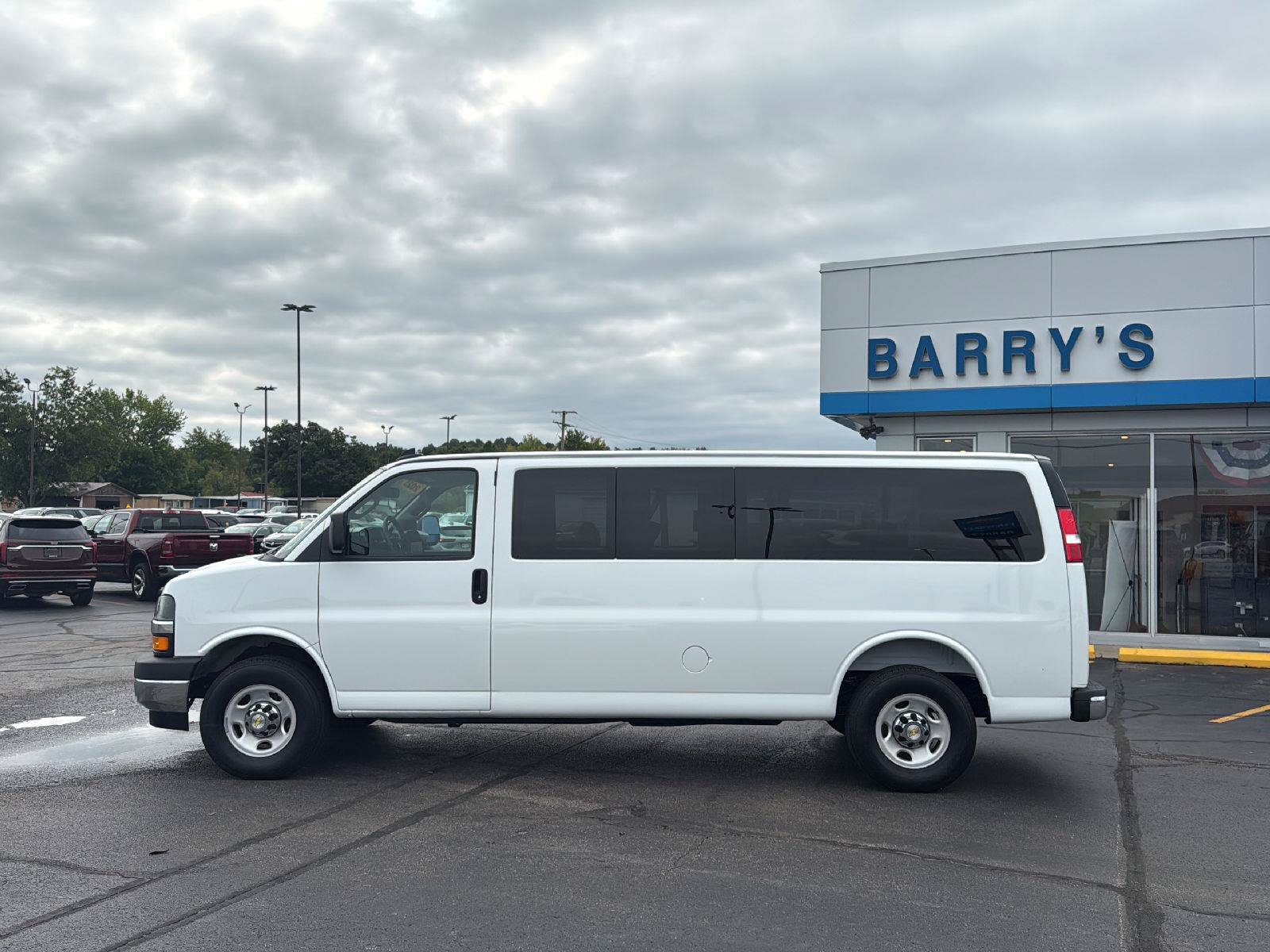 Used 2025 Chevrolet Express 3500 LT w/ LT Preferred Equipment Group RWD image 2