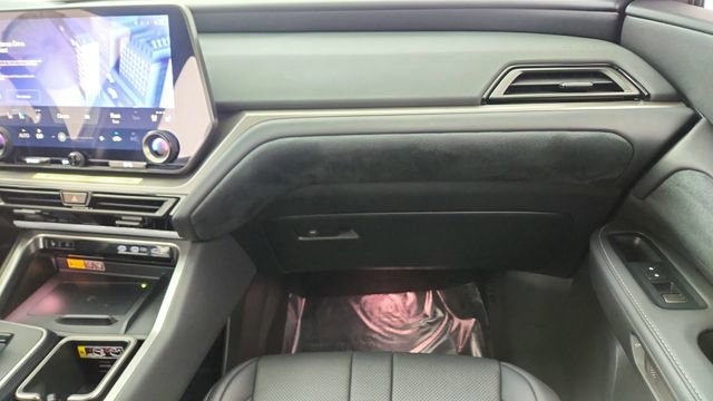 Used 2026 Lexus TX 500h AWD w/ Technology Package image 40