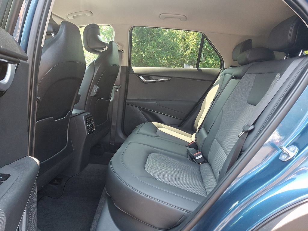 Used 2025 Kia Niro EX w/ EX Cold Weather Package FWD image 11