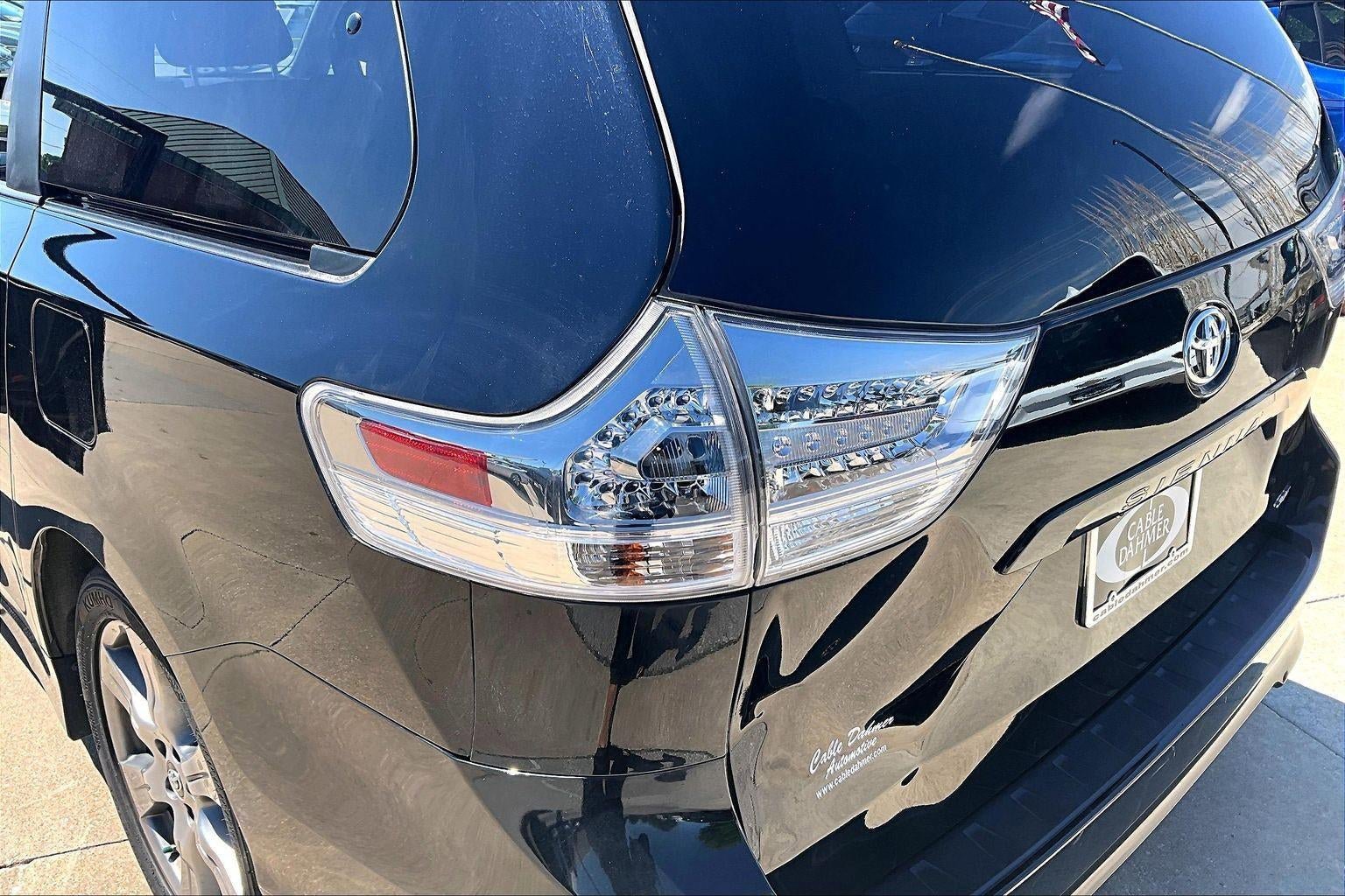 Used 2018 Toyota Sienna SE Premium w/ Carpet Mat Package FWD image 21