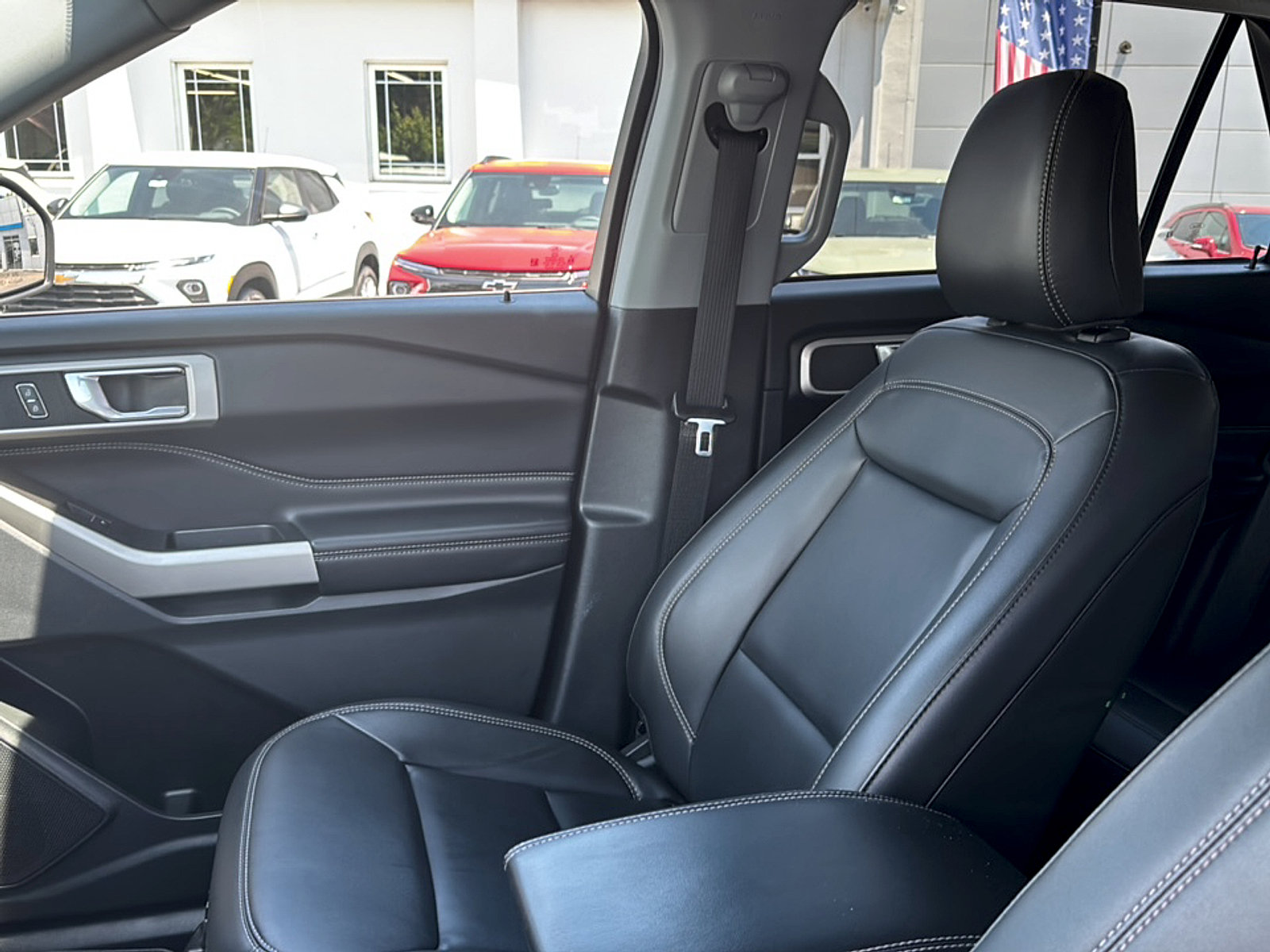 Used 2022 Ford Explorer XLT w/ Equipment Group 202A RWD image 10