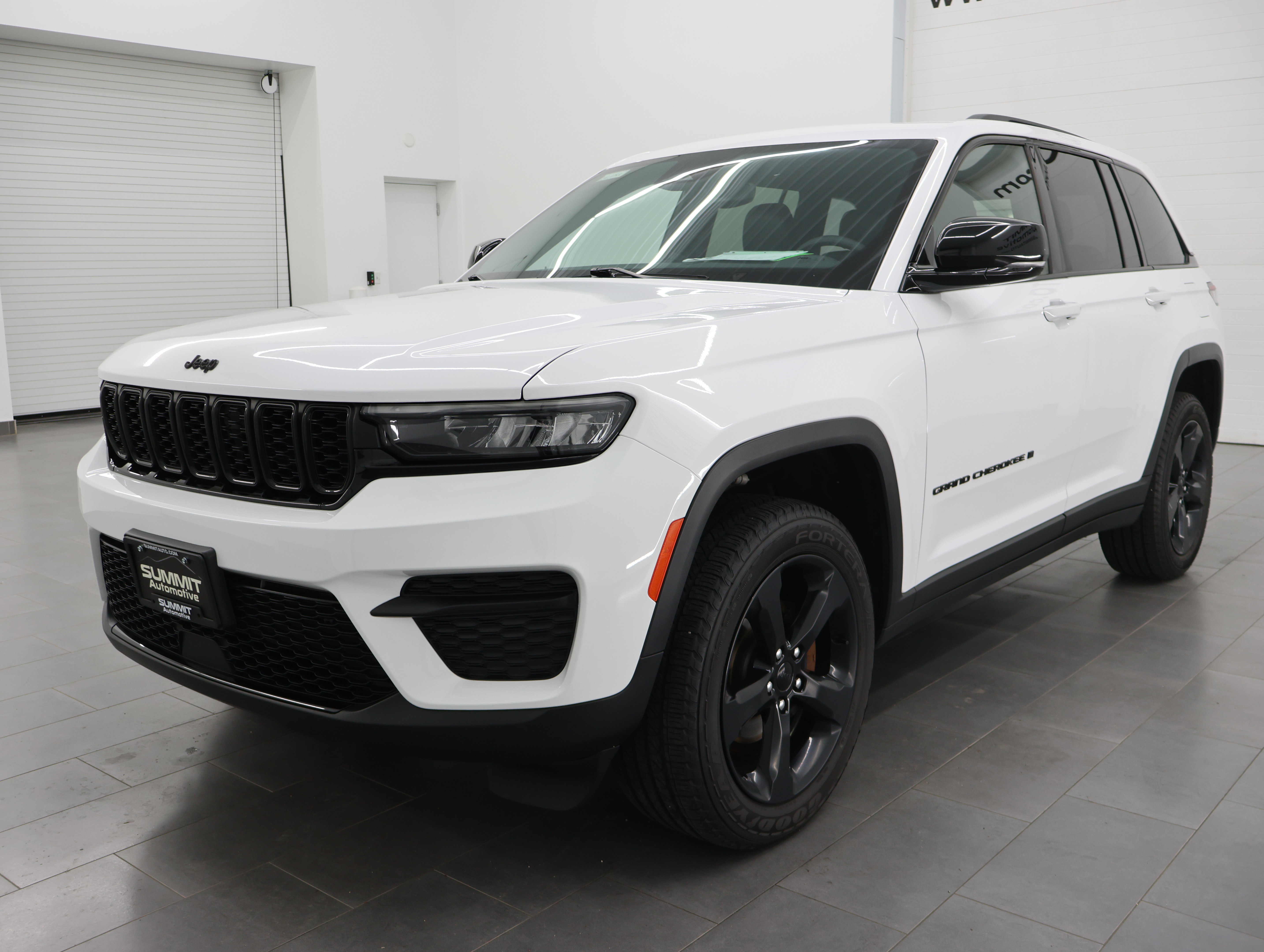 Used 2023 Jeep Grand Cherokee Altitude AWD/4WD image 7