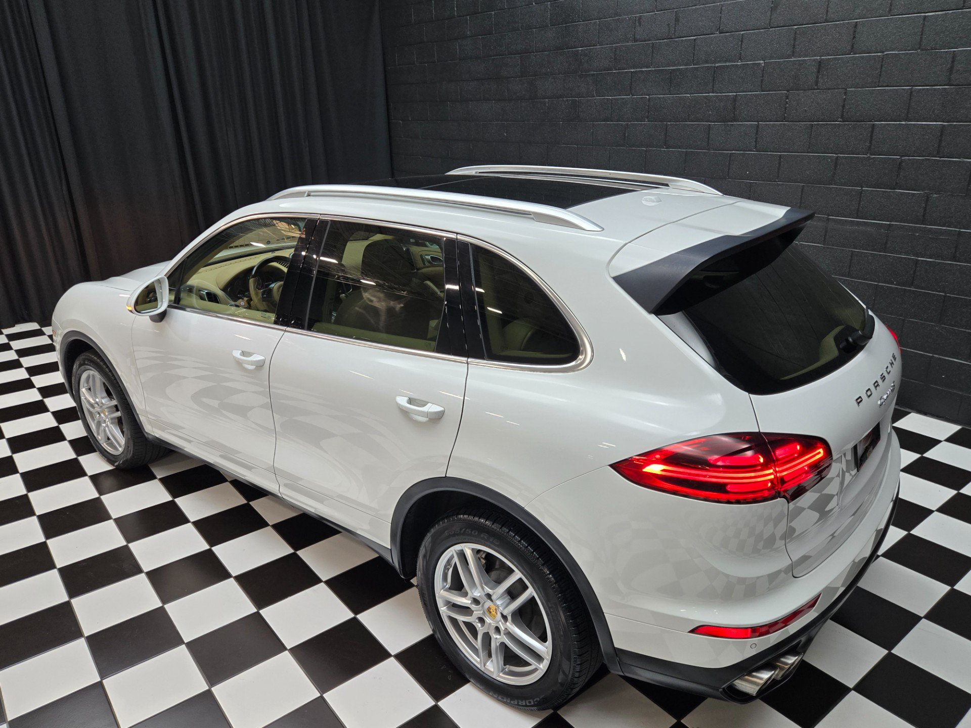 Used 2017 Porsche Cayenne S AWD/4WD image 3