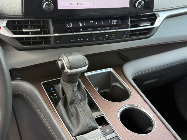 Used 2023 Toyota Sienna XLE FWD image 16