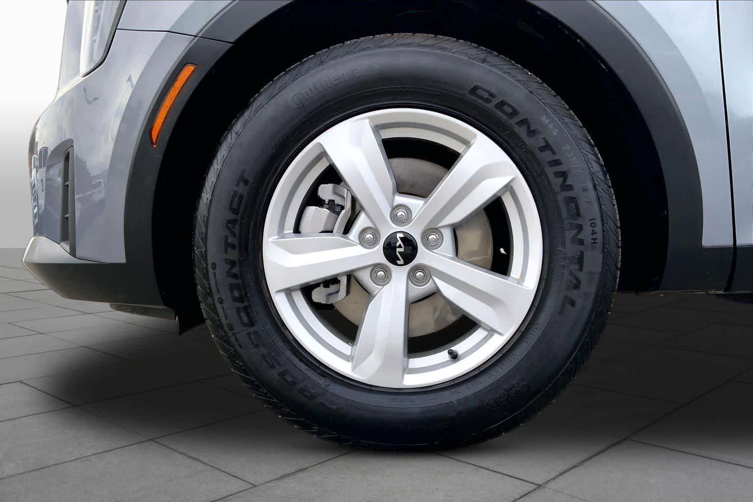 Used 2025 Kia Sorento LX FWD image 11