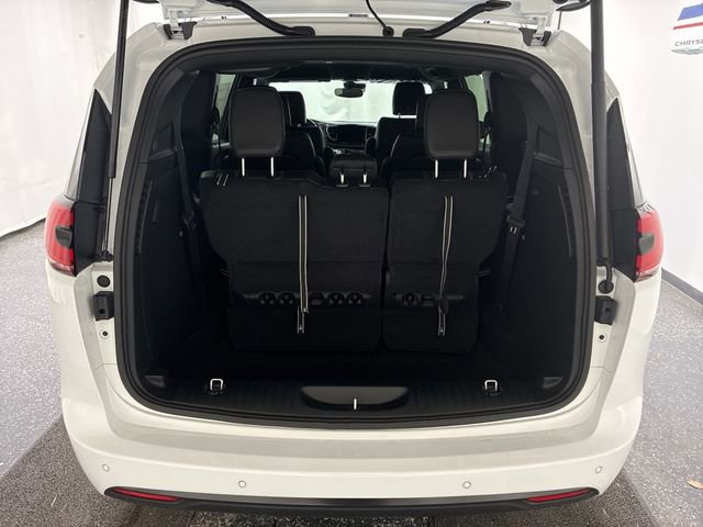 New 2026 Chrysler Pacifica Select w/ S Appearance Package image 7