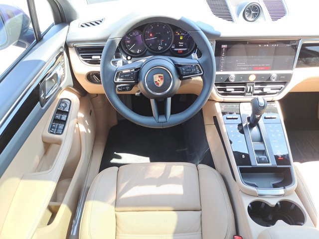 Certified 2025 Porsche Macan AWD/4WD image 17