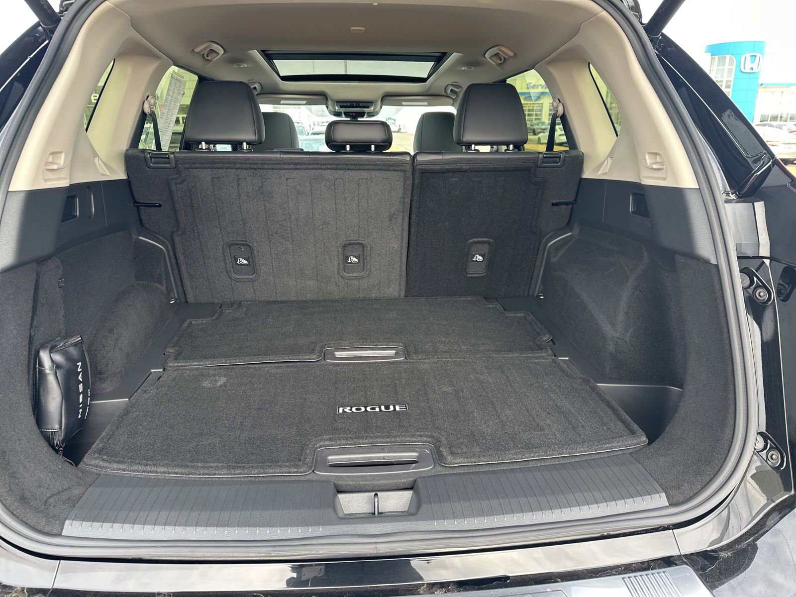 Used 2024 Nissan Rogue Platinum image 25