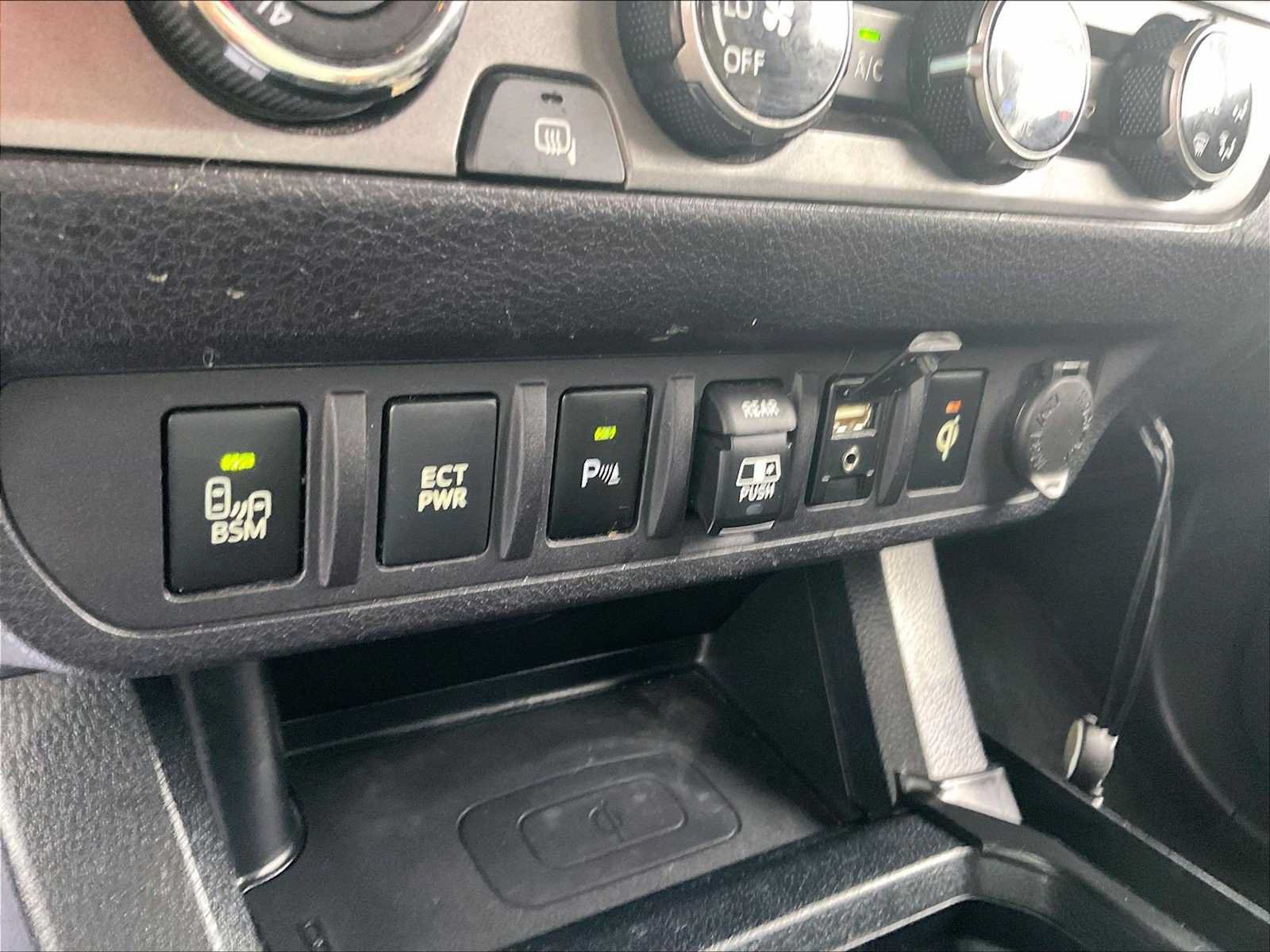 Used 2018 Toyota Tacoma TRD Off-Road w/ Technology Package AWD/4WD image 35