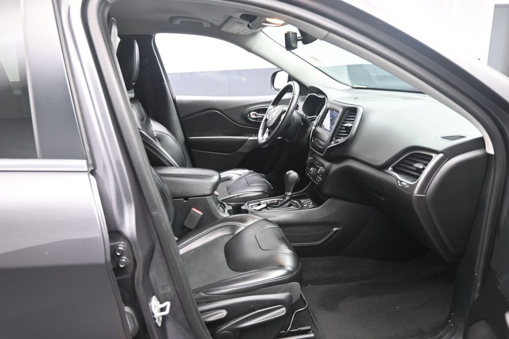 Used 2019 Jeep Cherokee Latitude Plus w/ Comfort/Convenience Group FWD image 25