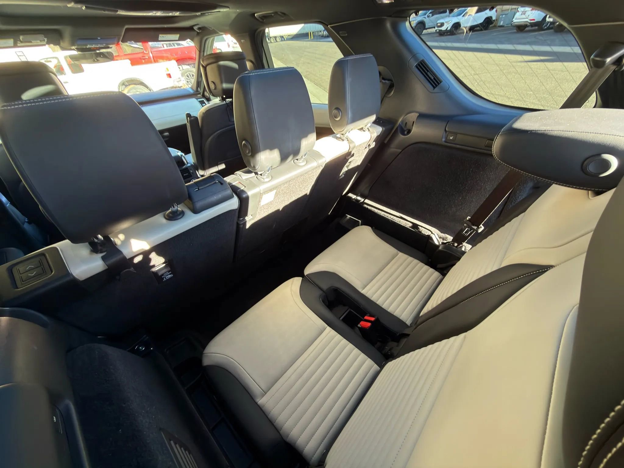 Used 2023 Land Rover Discovery Metropolitan Edition image 13