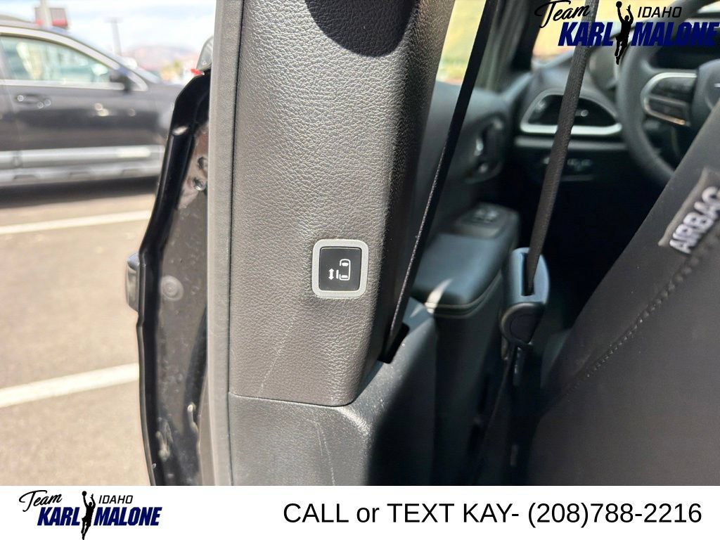 Used 2025 Chrysler Pacifica Select FWD image 14