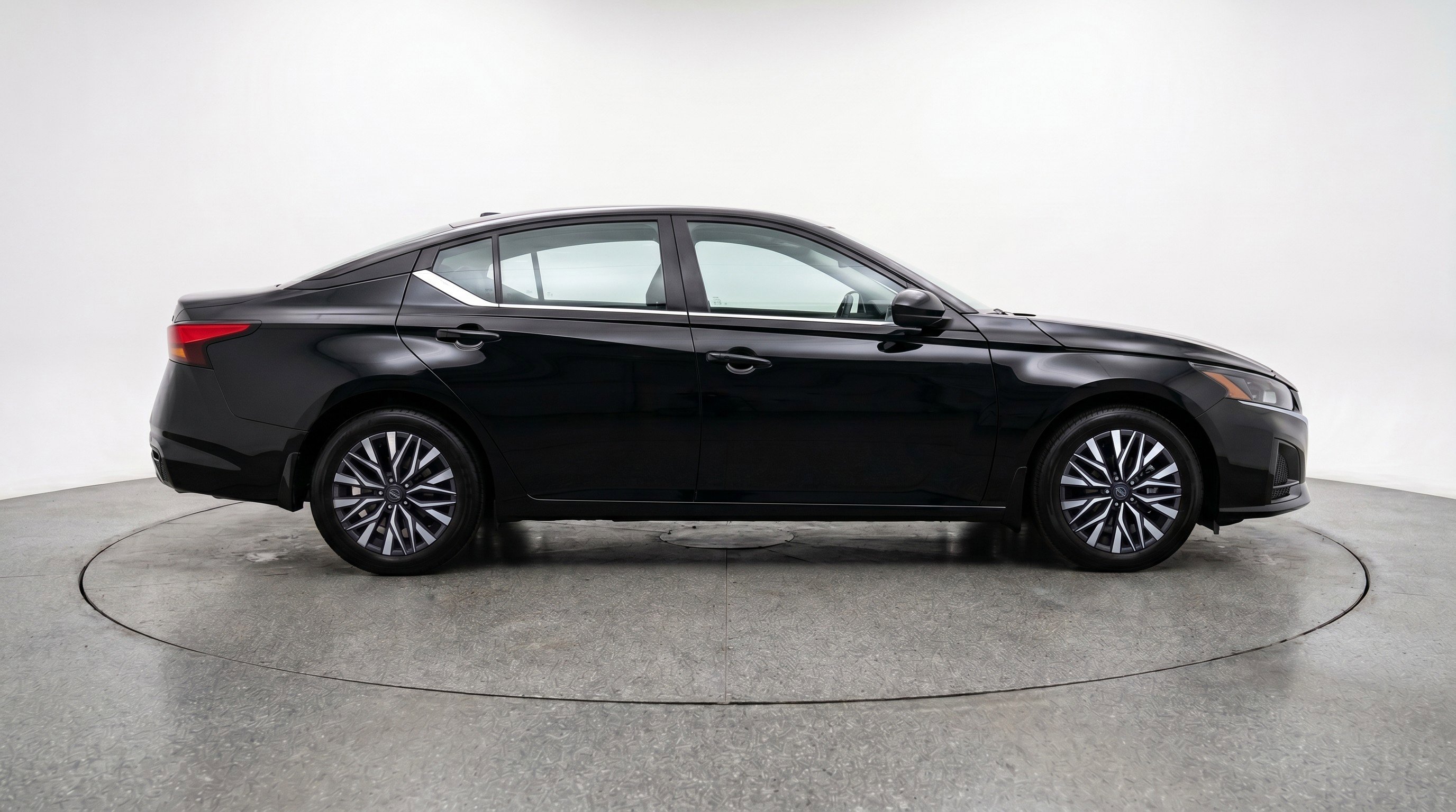 Used 2025 Nissan Altima 2.5 SV FWD image 11