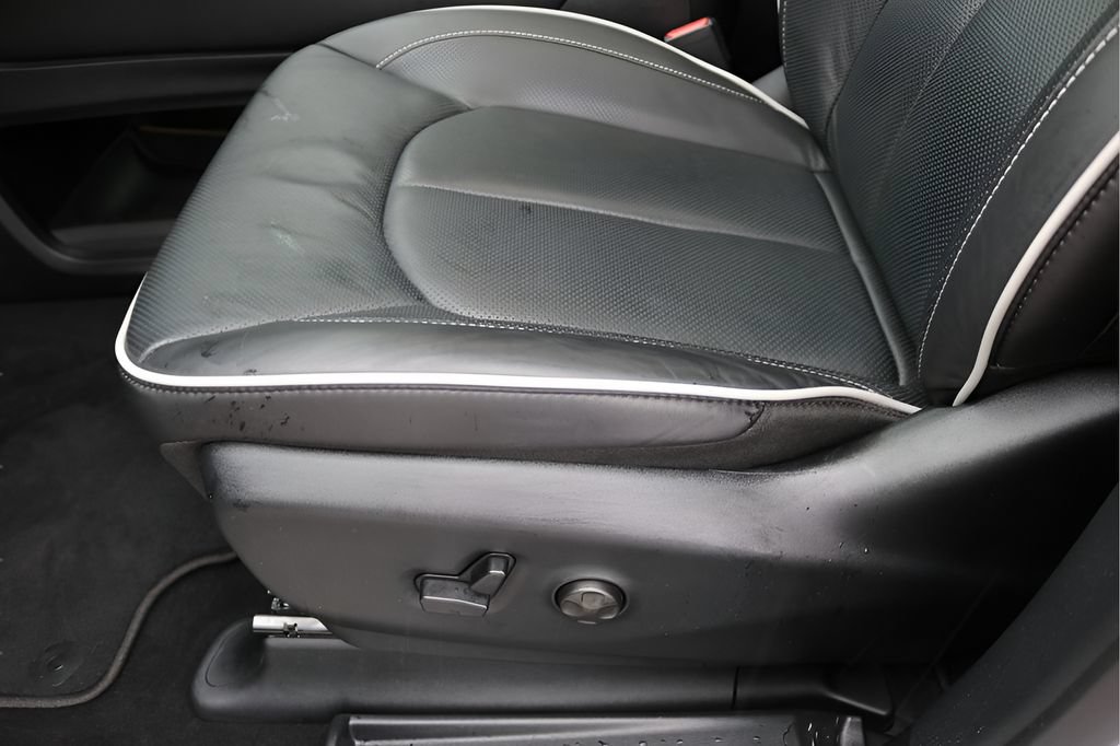 Used 2025 Chrysler Pacifica Limited FWD image 16