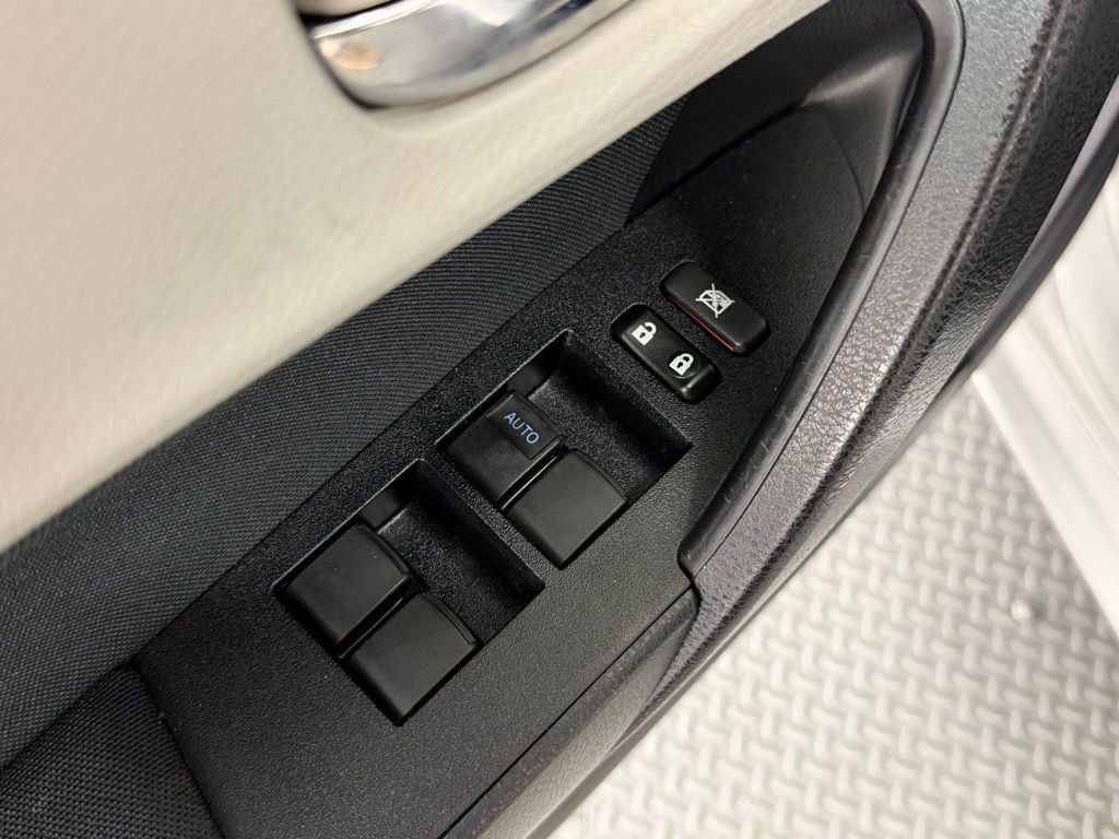 Used 2016 Toyota Corolla LE image 40