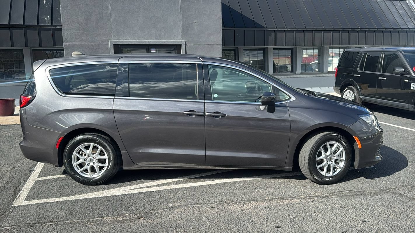 Used 2023 Chrysler Voyager LX FWD image 2