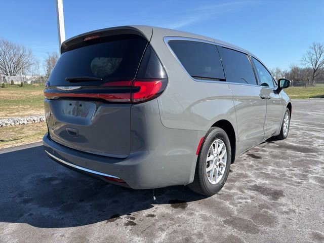 Used 2023 Chrysler Pacifica Touring-L image 7