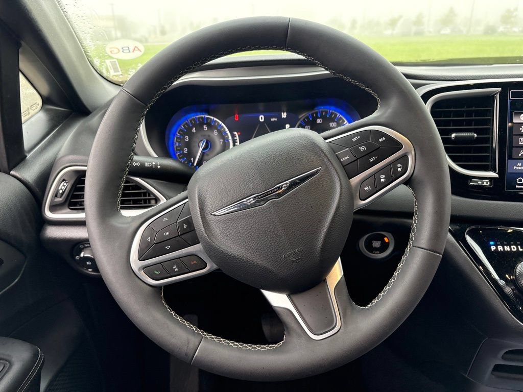 Used 2025 Chrysler Pacifica Select FWD image 20