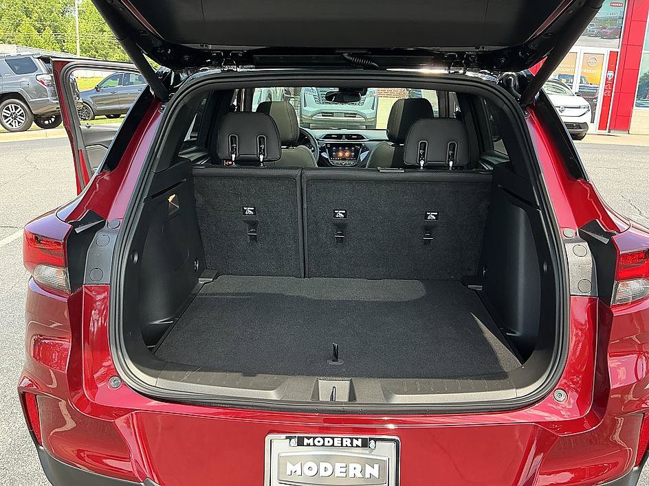 Used 2023 Chevrolet TrailBlazer RS w/ Sun and Liftgate Package FWD image 29