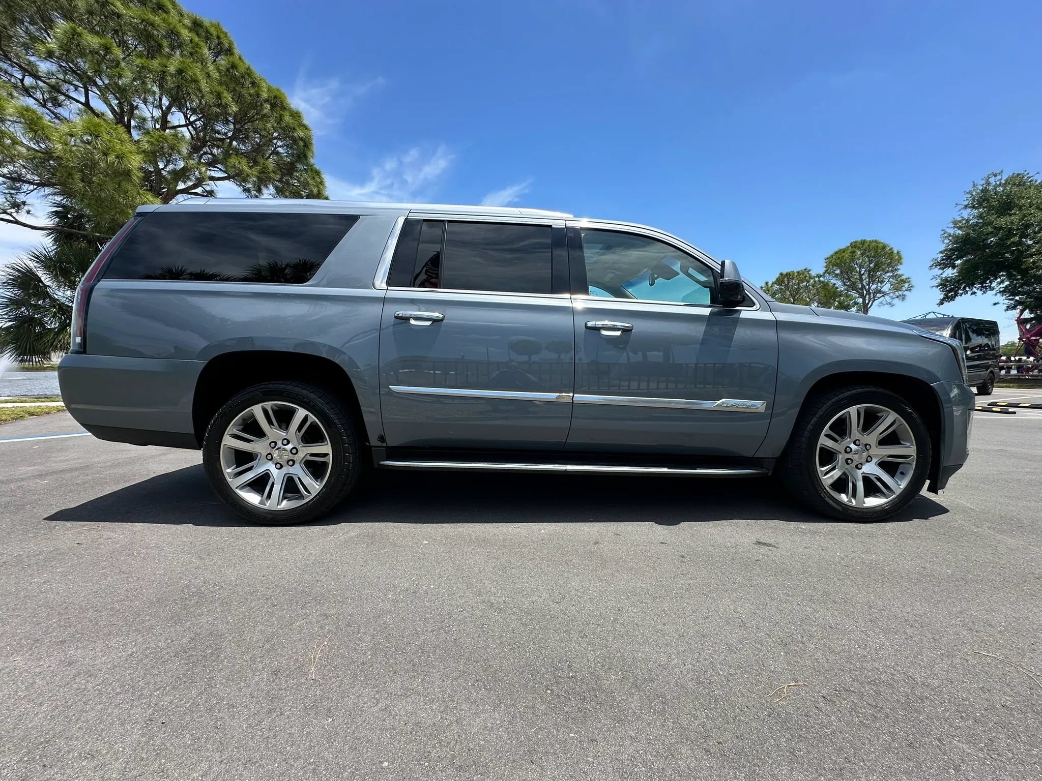 Used 2016 Cadillac Escalade ESV Luxury AWD/4WD image 6