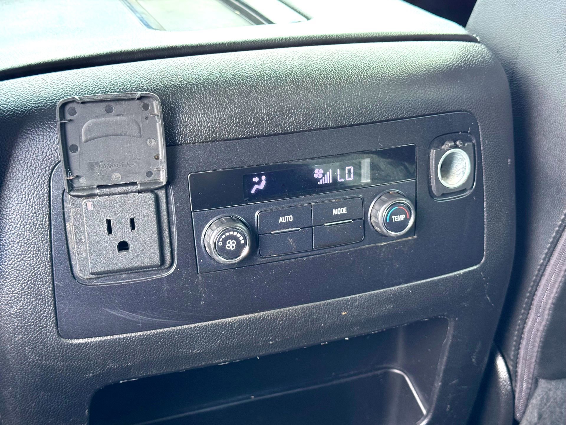 Used 2020 Chevrolet Suburban LT image 24