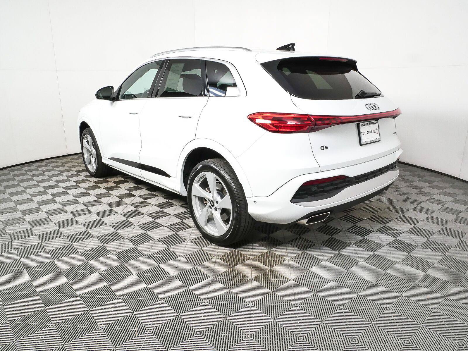 Used 2025 Audi Q5 Premium Plus w/ Premium Plus AWD/4WD image 29