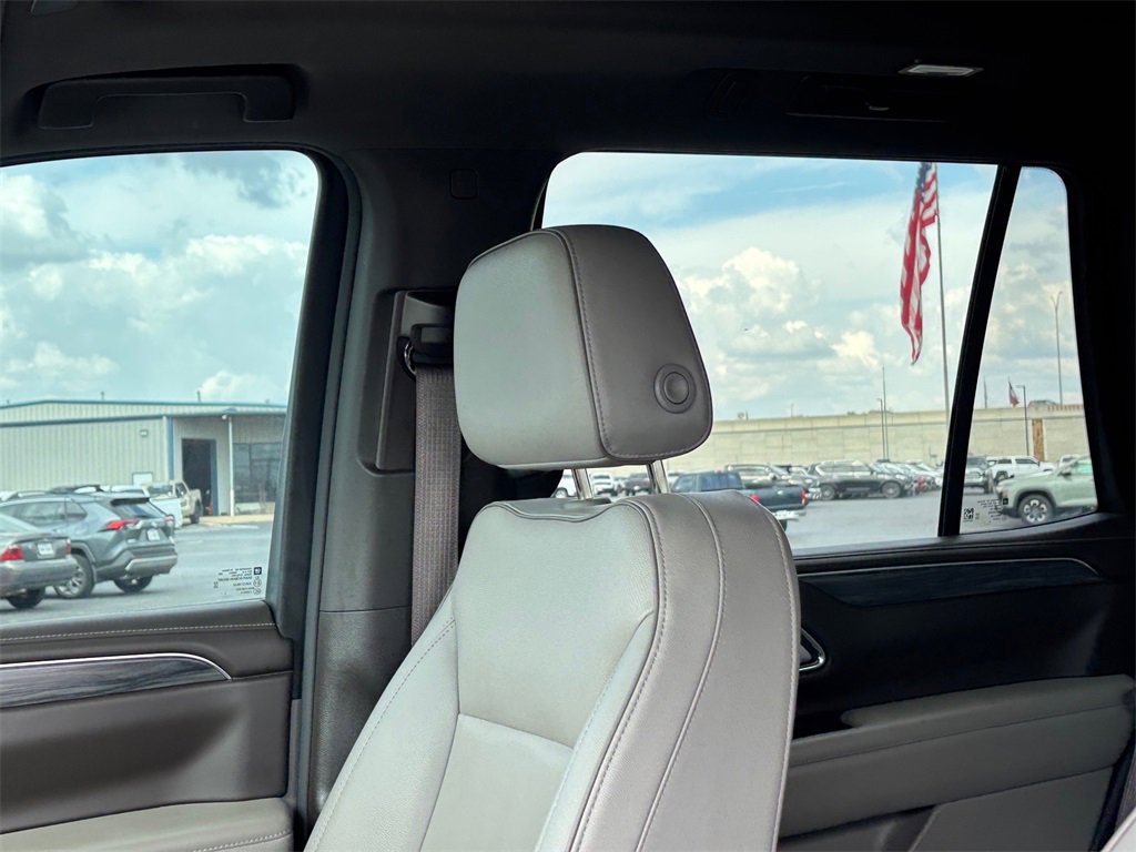 Used 2022 GMC Yukon SLT w/ SLT Premium Package image 13