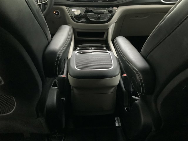 Used 2023 Chrysler Pacifica Limited image 26