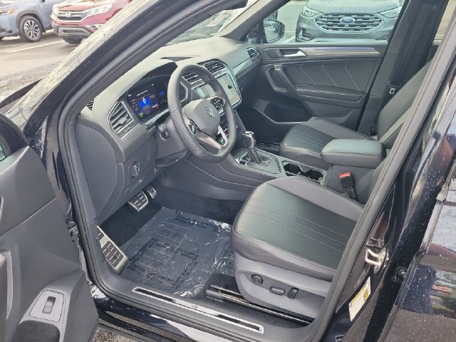 Certified 2022 Volkswagen Tiguan SE R-Line FWD image 17