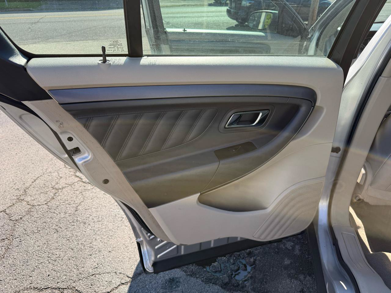 Used 2011 Ford Taurus SE FWD image 27