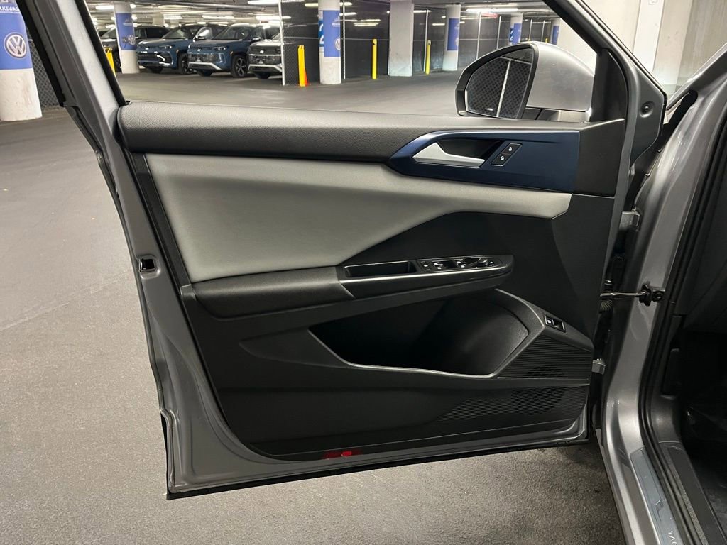 Used 2023 Volkswagen Taos SE w/ Panoramic Sunroof Package image 17