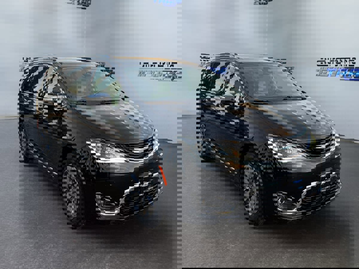 Used 2017 Chrysler Pacifica Platinum image 3