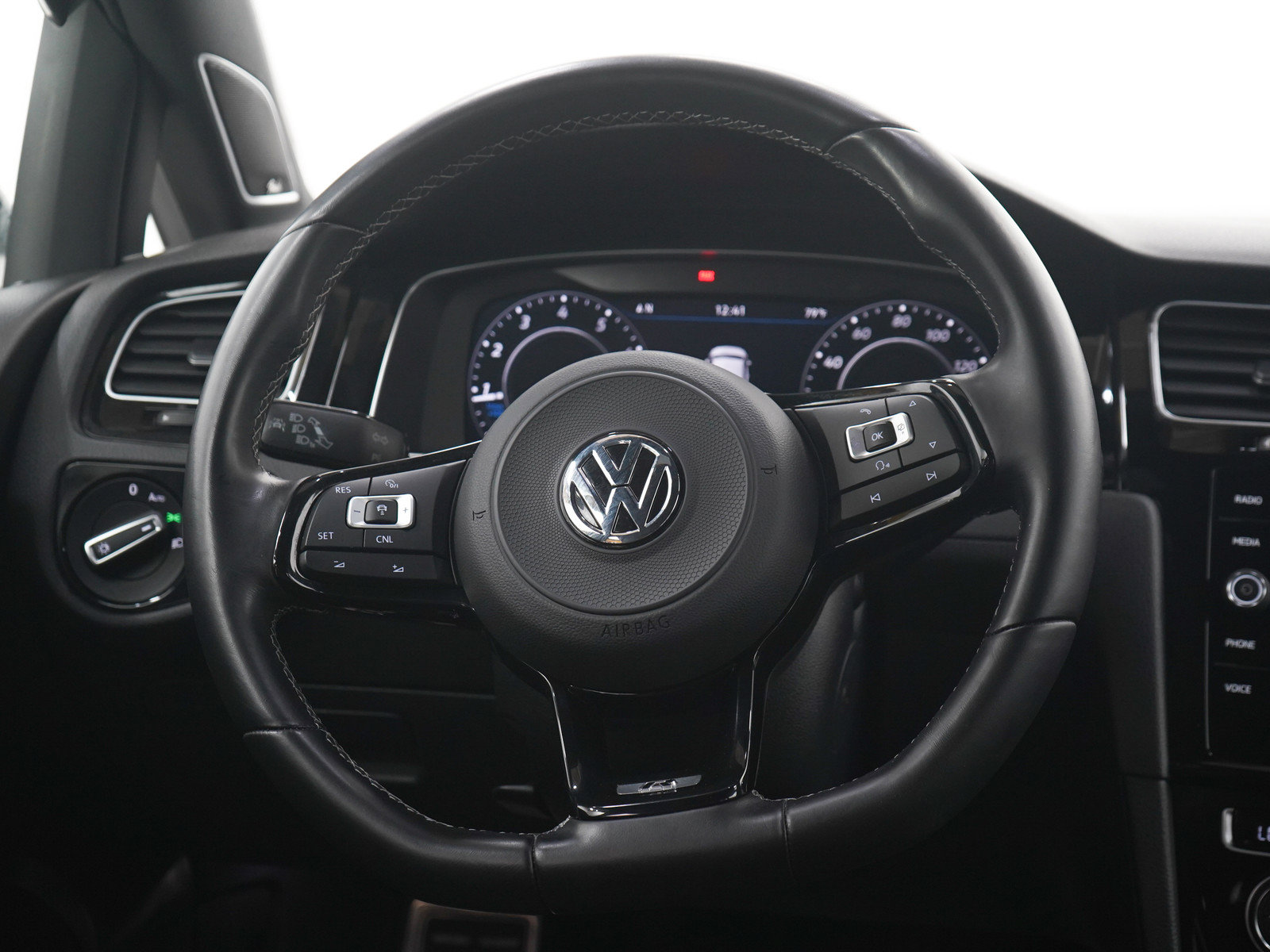 Used 2018 Volkswagen Golf R 4-Door AWD/4WD image 15