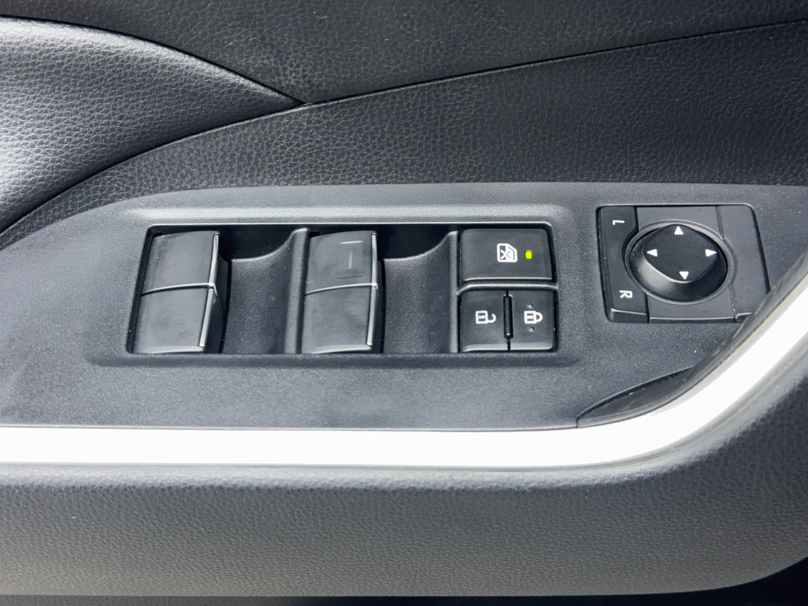 Used 2020 Toyota RAV4 XLE Premium FWD image 23