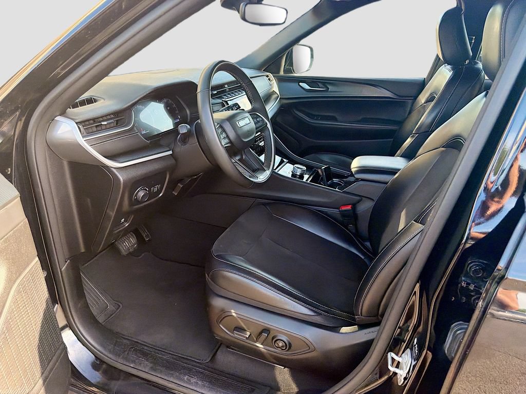 Used 2023 Jeep Grand Cherokee Altitude AWD/4WD image 25