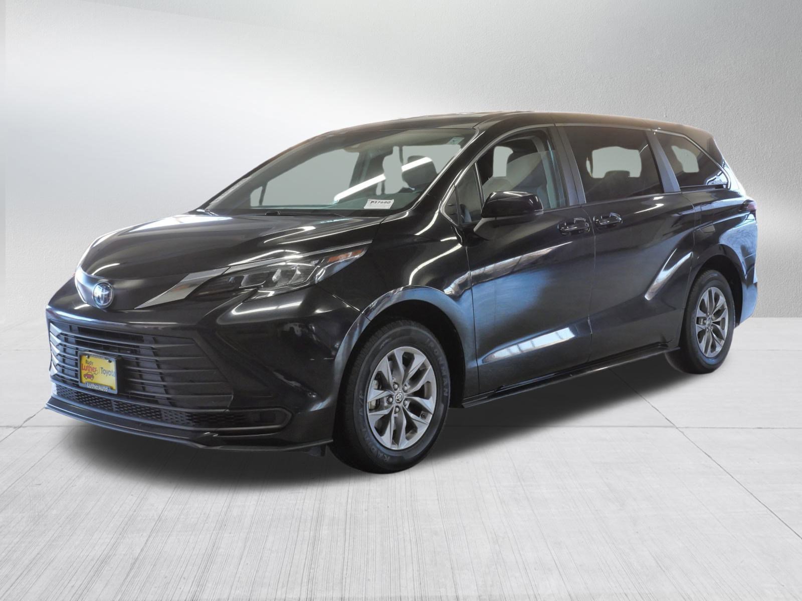 Certified 2024 Toyota Sienna LE image 3