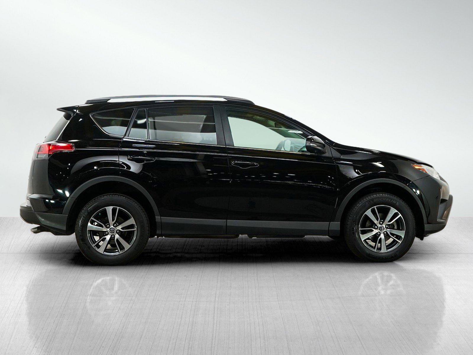 Used 2018 Toyota RAV4 XLE w/ Plus Extra Value Package AWD/4WD image 6