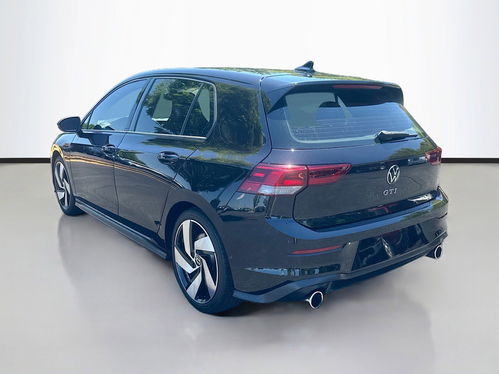 Used 2022 Volkswagen GTI SE FWD image 5