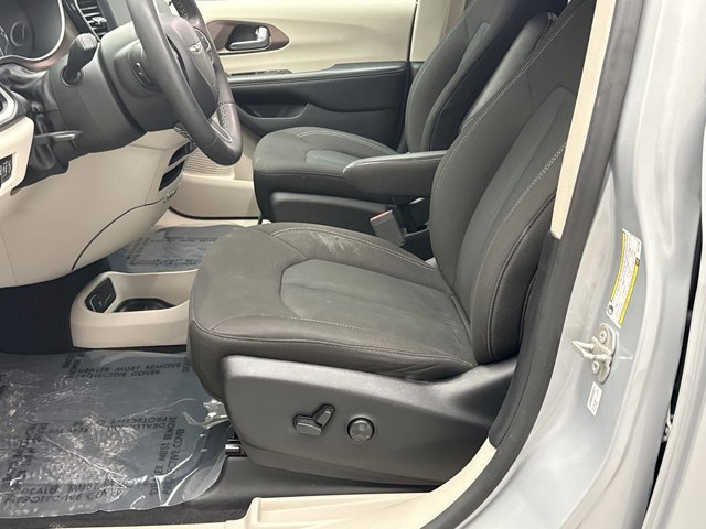 Used 2023 Chrysler Voyager LX image 11
